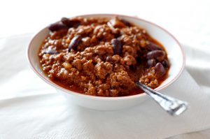 chili con carne dans une assiette