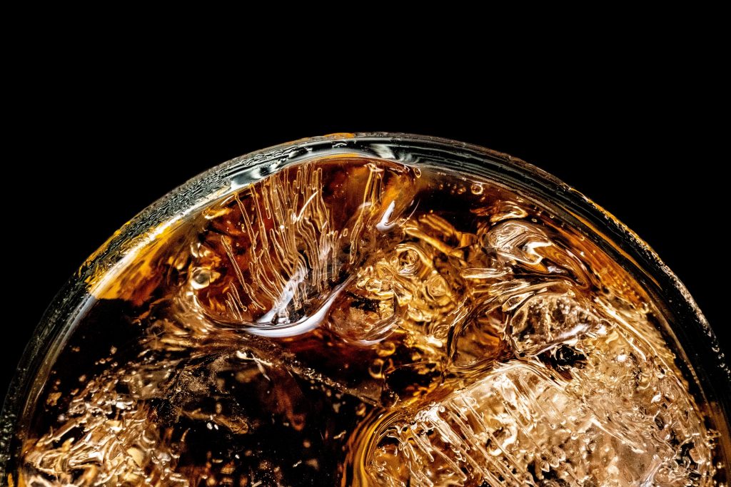 Gros plan, vu de haut, sur un verre à whisky avec des glaçons