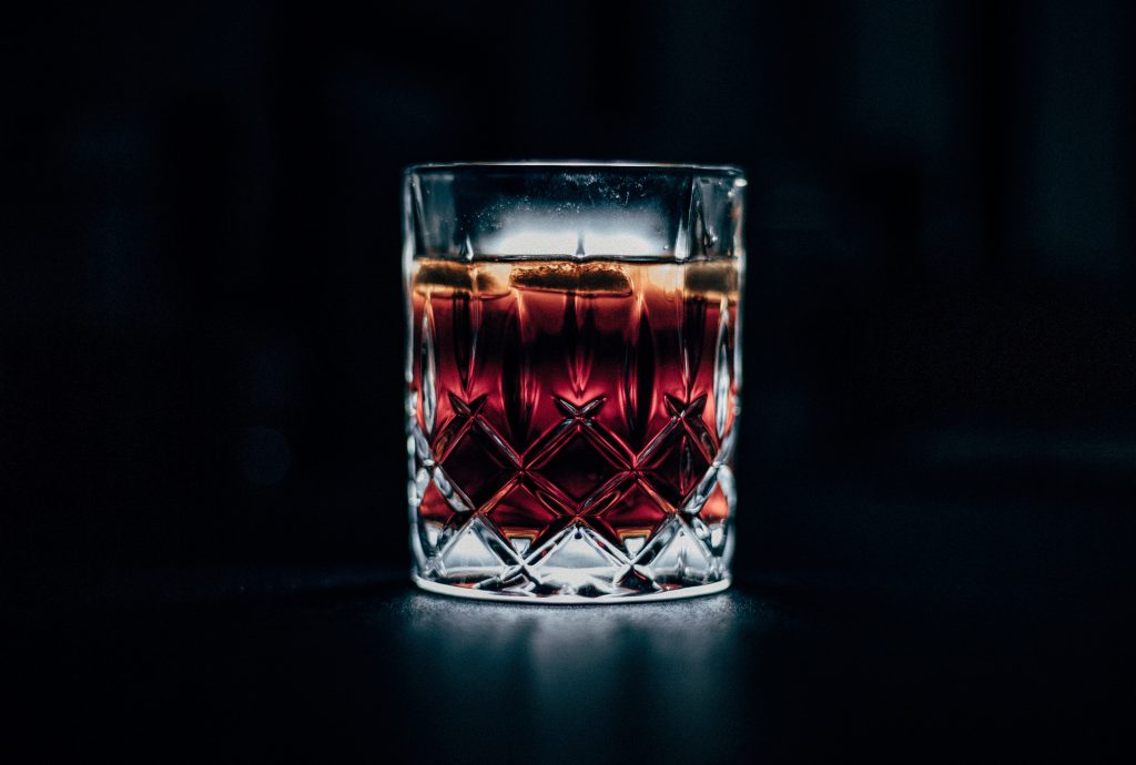 Verre à whisky sur fond noir