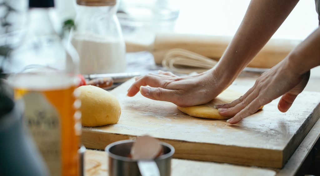 personne qui prépare un fonds de tarte